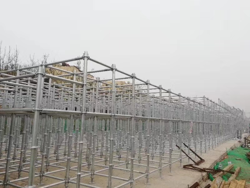 搭建腳手架橫向掃地桿與縱向掃地桿時(shí)，怎么設(shè)置好？ (圖1)